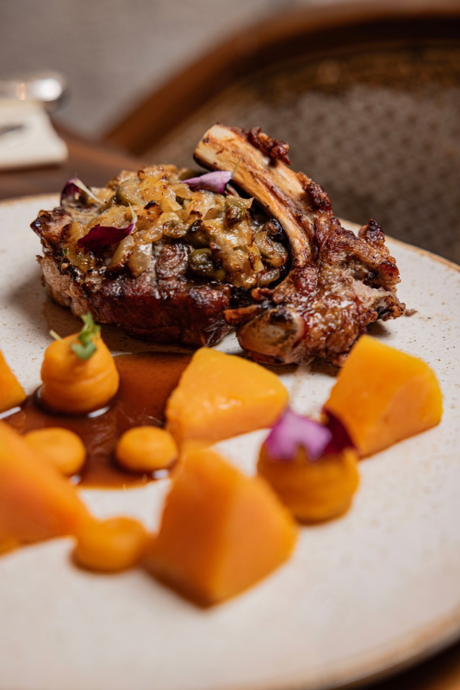 Côte de veau grillée et butternut, servie au Bistrot Seç